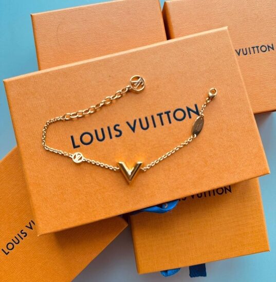 Новый браслет от  LOUIS VUITTON   Классика ,кол-я V !  Латунь с позолотой . Размер регулируется.  Можно на подарок &#x1f381;.