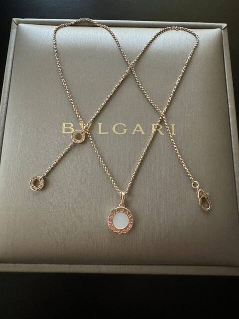 Изящное колье Bvlgari, розовое золото 750 пробы с перламутровыми вставками с двух сторон, новое с полным комплектом бутика