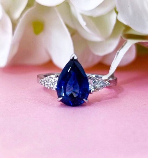 Абсолютно новое кольцо с природным сапфиром модель Граф  Природный сапфир 3,13 ct. Blue Шри-Ланка &#x1f1f1;&#x1f1f0; топовых характеристик  Бриллианты природные &#x1f48e; 2 шт. 0,49 ct E-F/VS Междунар