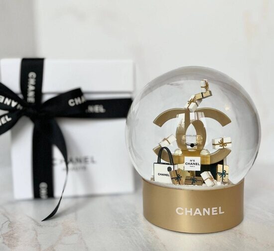 Нереально крутой подарок снежный  шар от Chanel&#x1f384;&#x1f381; Не продаётся в бутиках - В комплекте твёрдая коробка в которой можно хранить шар и ставить на  подставку, пакет, лента&#x1f381;   С та
