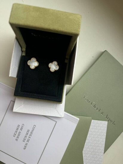 Серьги Van Cleef & Arpels Vintage Alhambra Желтое золото 18 карат, Перламутр , состояние отличное , носились очень редко , сертификат коробка шкатулка в комплекте .