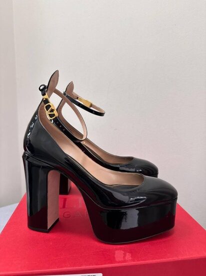 Новые туфли  Valentino,  марк. 37/5, полный комплект
