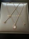 Изящное колье Bvlgari, розовое золото 750 пробы с перламутровыми вставками с двух сторон, новое с полным комплектом бутика