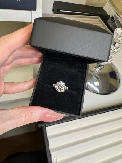 Шикарное кольцо lab grown с центральным камнем 5 ct и багетами 0.4 ct и высокими характеристиками E/VS1. Размер 16,5. изменим под клиента. Сертификат IGI.